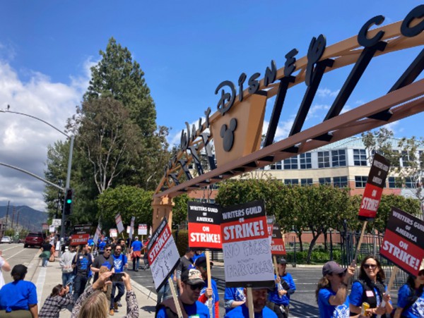 Các nhà biên kịch Mỹ đình công khiến Hollywood rúng động