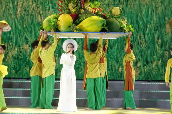 Cẩm Ly tái xuất, NSƯT Như Huỳnh xúc động khi trình diễn trước khán giả Cần Thơ Cẩm Ly tái xuất, NSƯT Như Huỳnh xúc động khi trình diễn trước khán giả Cần Thơ