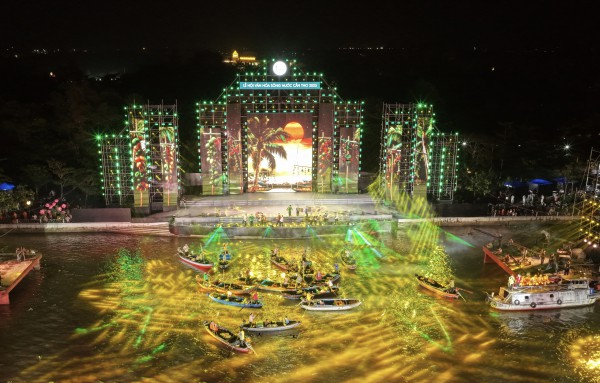 Cẩm Ly tái xuất, NSƯT Như Huỳnh xúc động khi trình diễn trước khán giả Cần Thơ Cẩm Ly tái xuất, NSƯT Như Huỳnh xúc động khi trình diễn trước khán giả Cần Thơ