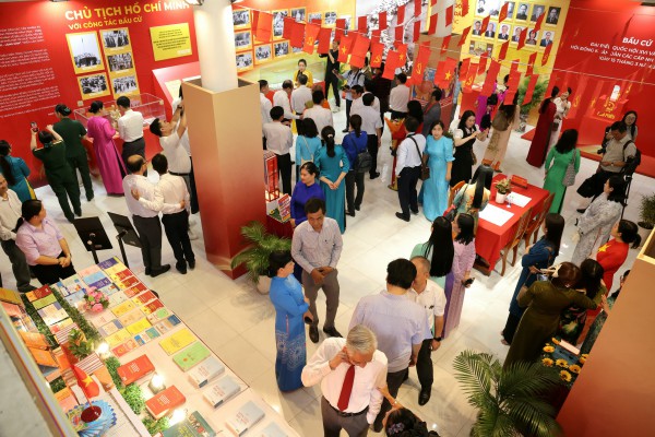 Cần Thơ trưng bày nhiều tư liệu, sách về bầu cử Quốc hội và HĐND