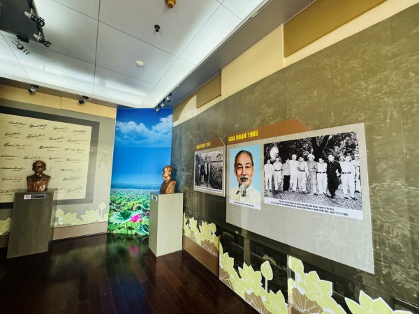 Cận cảnh các hiện vật, tư liệu quý tại Bảo tàng Hồ Chí Minh Cận cảnh các hiện vật, tư liệu quý tại Bảo tàng Hồ Chí Minh