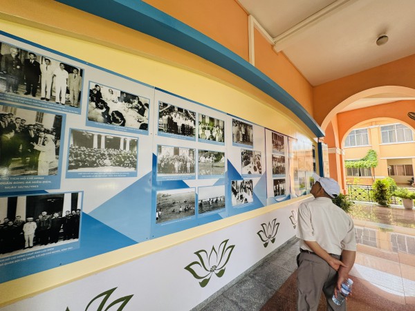 Cận cảnh các hiện vật, tư liệu quý tại Bảo tàng Hồ Chí Minh Cận cảnh các hiện vật, tư liệu quý tại Bảo tàng Hồ Chí Minh