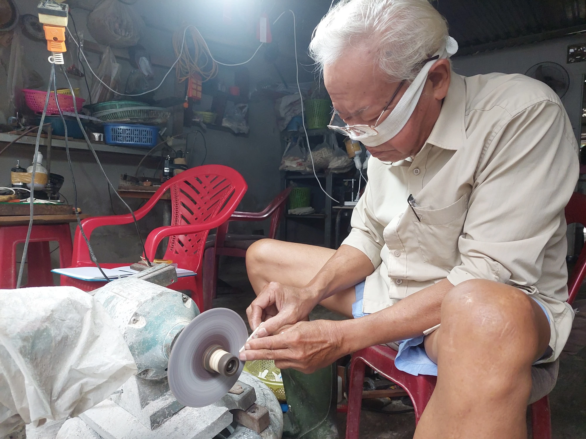 Cận cảnh cắt xương bò làm thẻ xăm hường ở xứ Huế