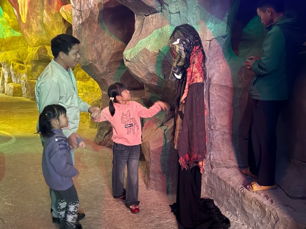 Cận cảnh 'động Lục Đạo' tại chùa Ba Vàng