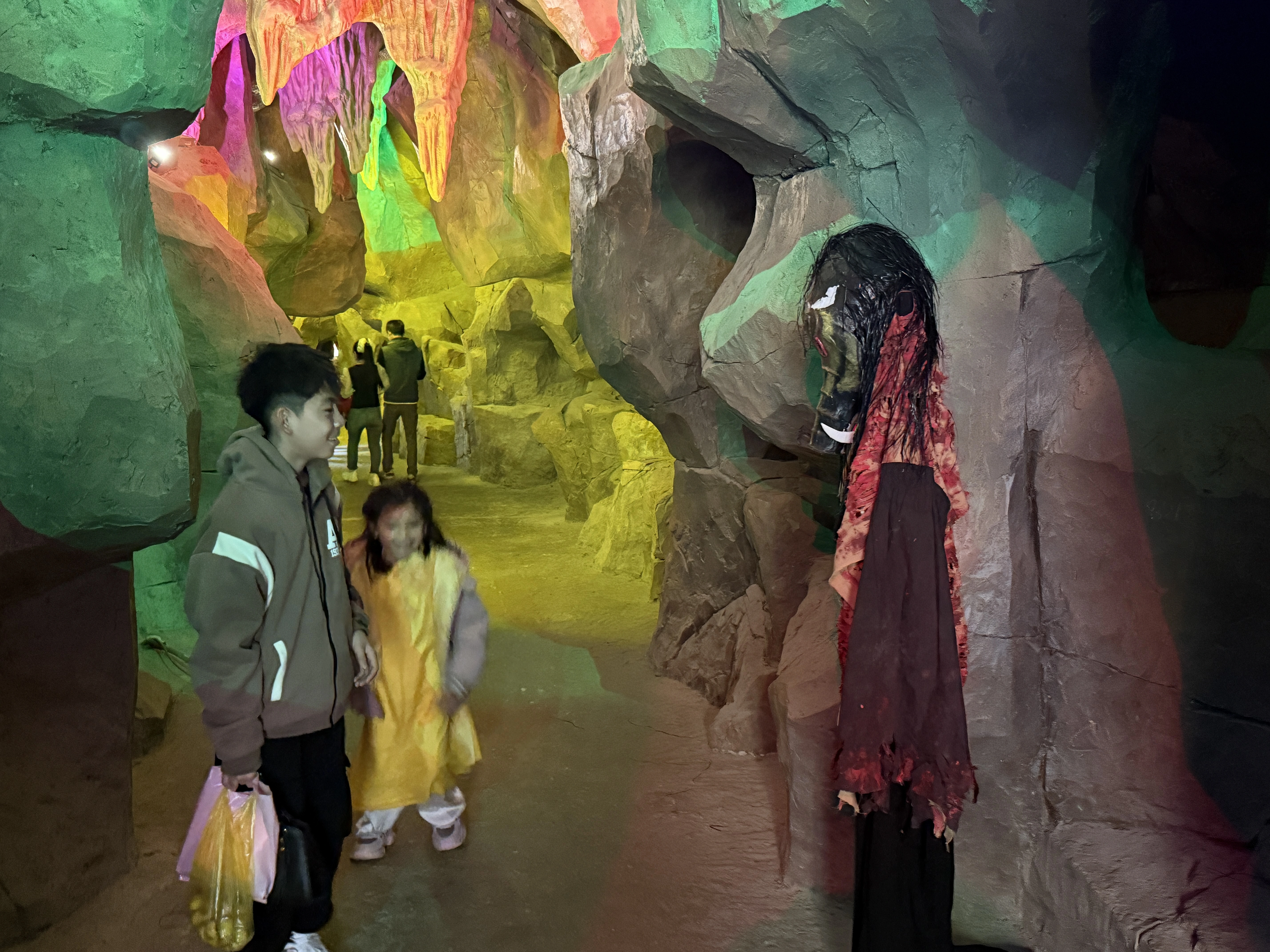 Cận cảnh 'động Lục Đạo' tại chùa Ba Vàng