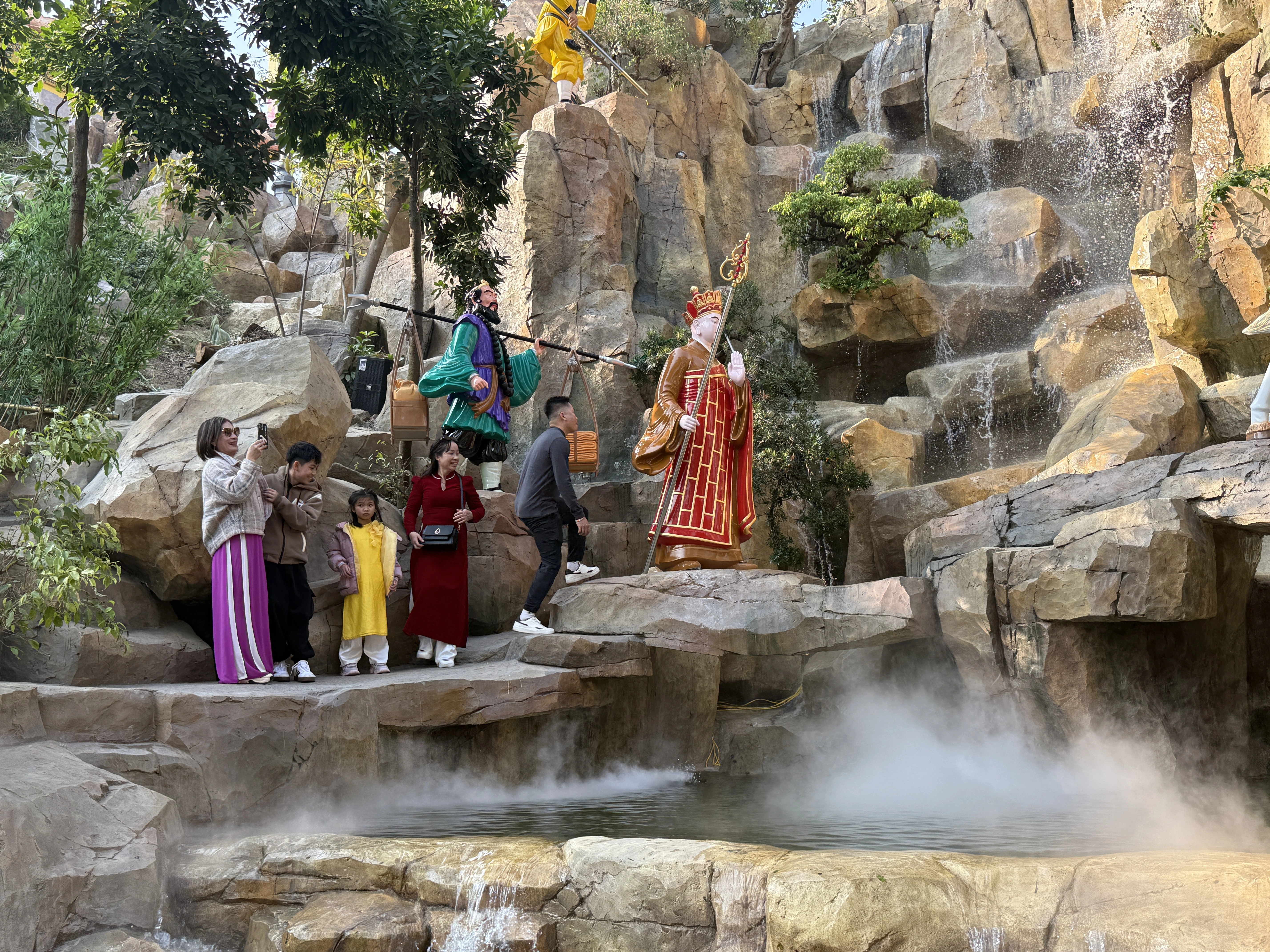 Cận cảnh 'động Lục Đạo' tại chùa Ba Vàng