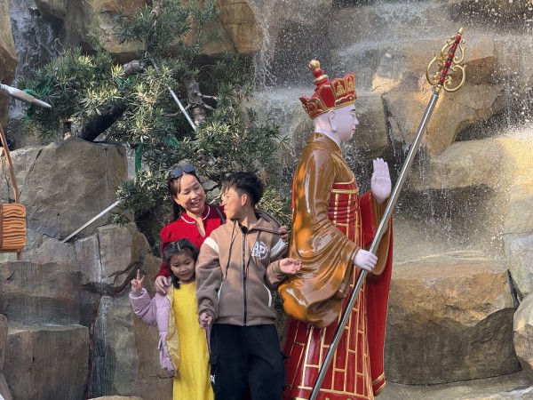 Cận cảnh 'động Lục Đạo' tại chùa Ba Vàng