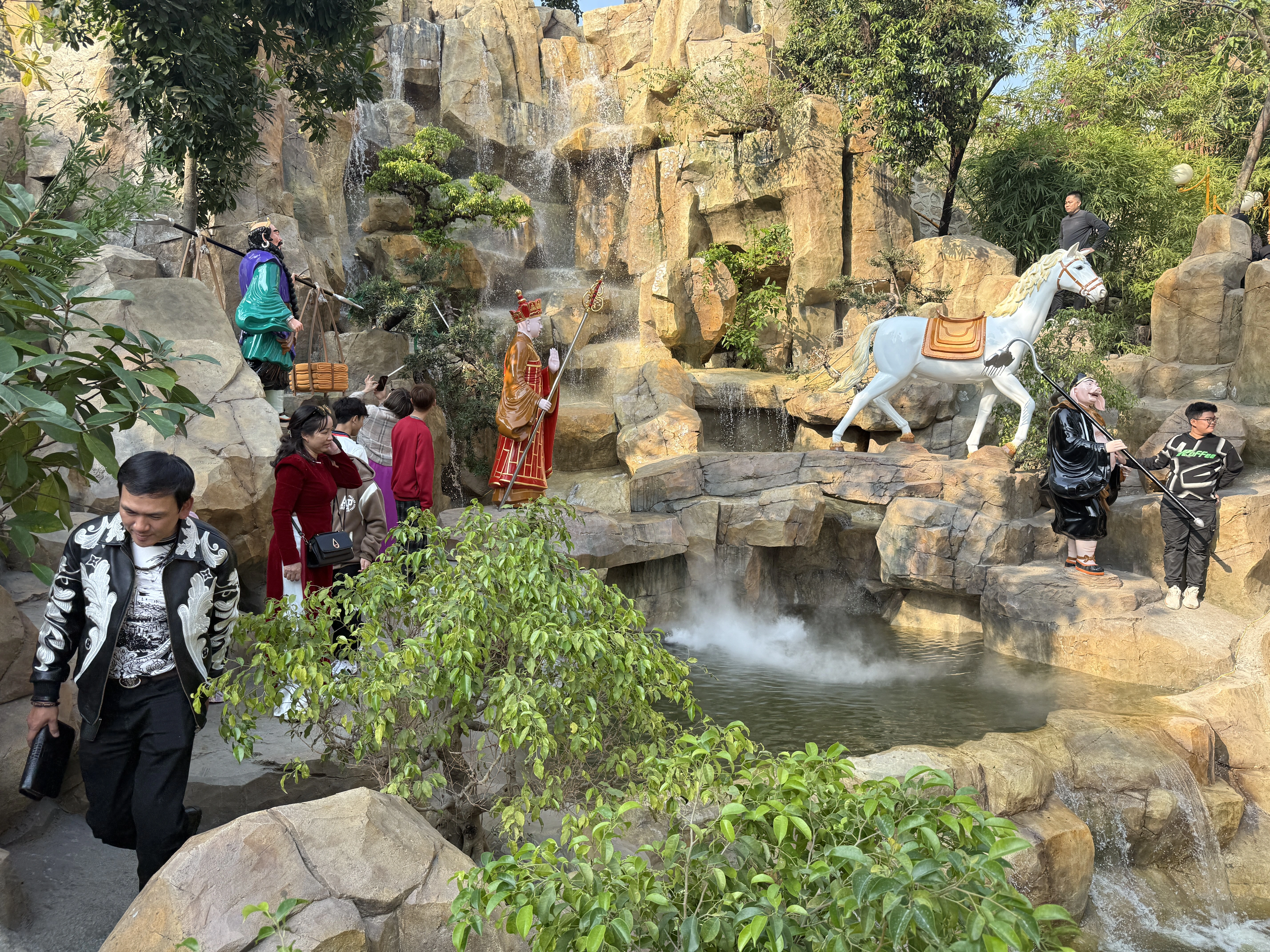 Cận cảnh 'động Lục Đạo' tại chùa Ba Vàng