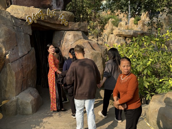 Cận cảnh 'động Lục Đạo' tại chùa Ba Vàng