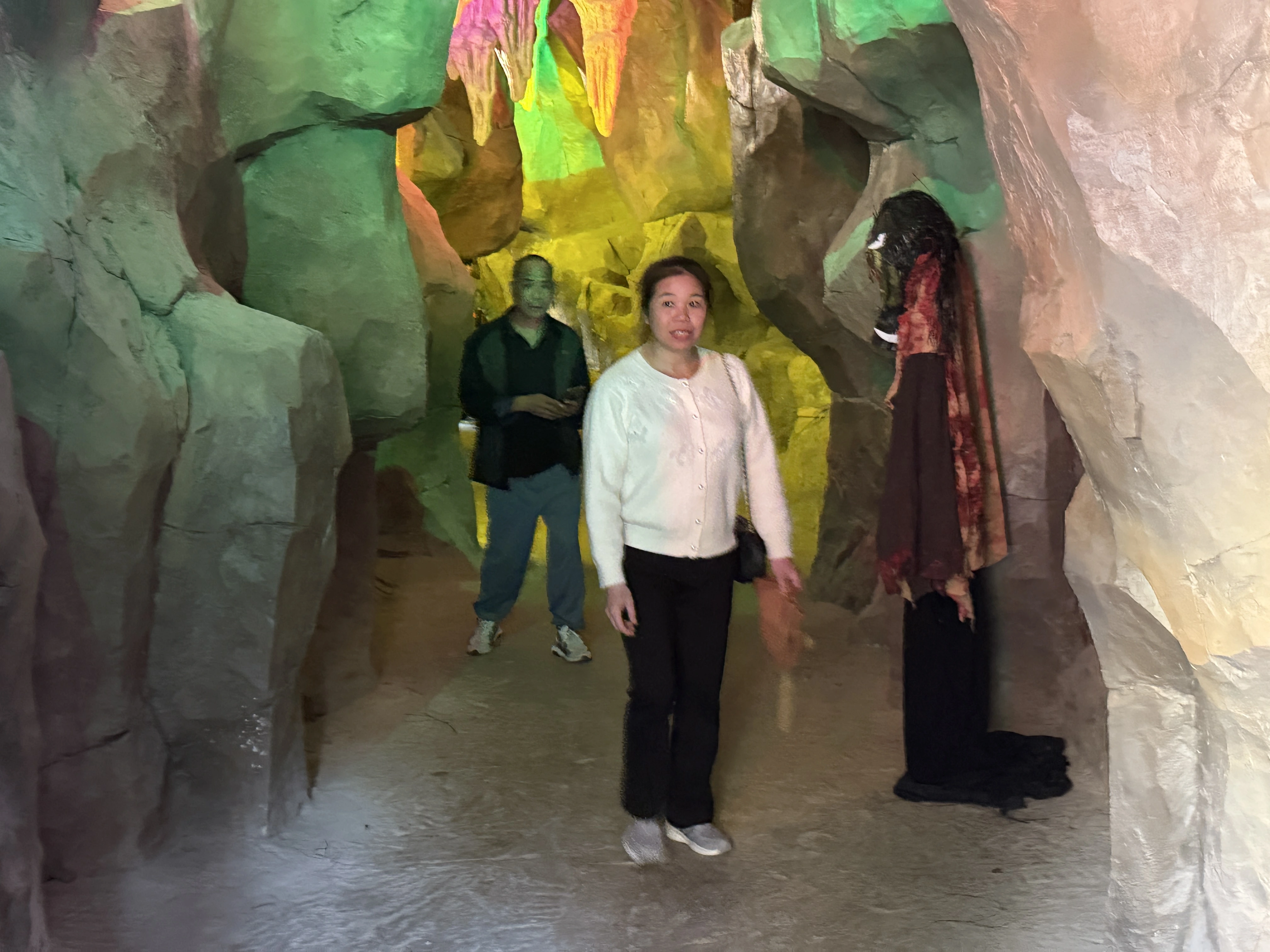 Cận cảnh 'động Lục Đạo' tại chùa Ba Vàng