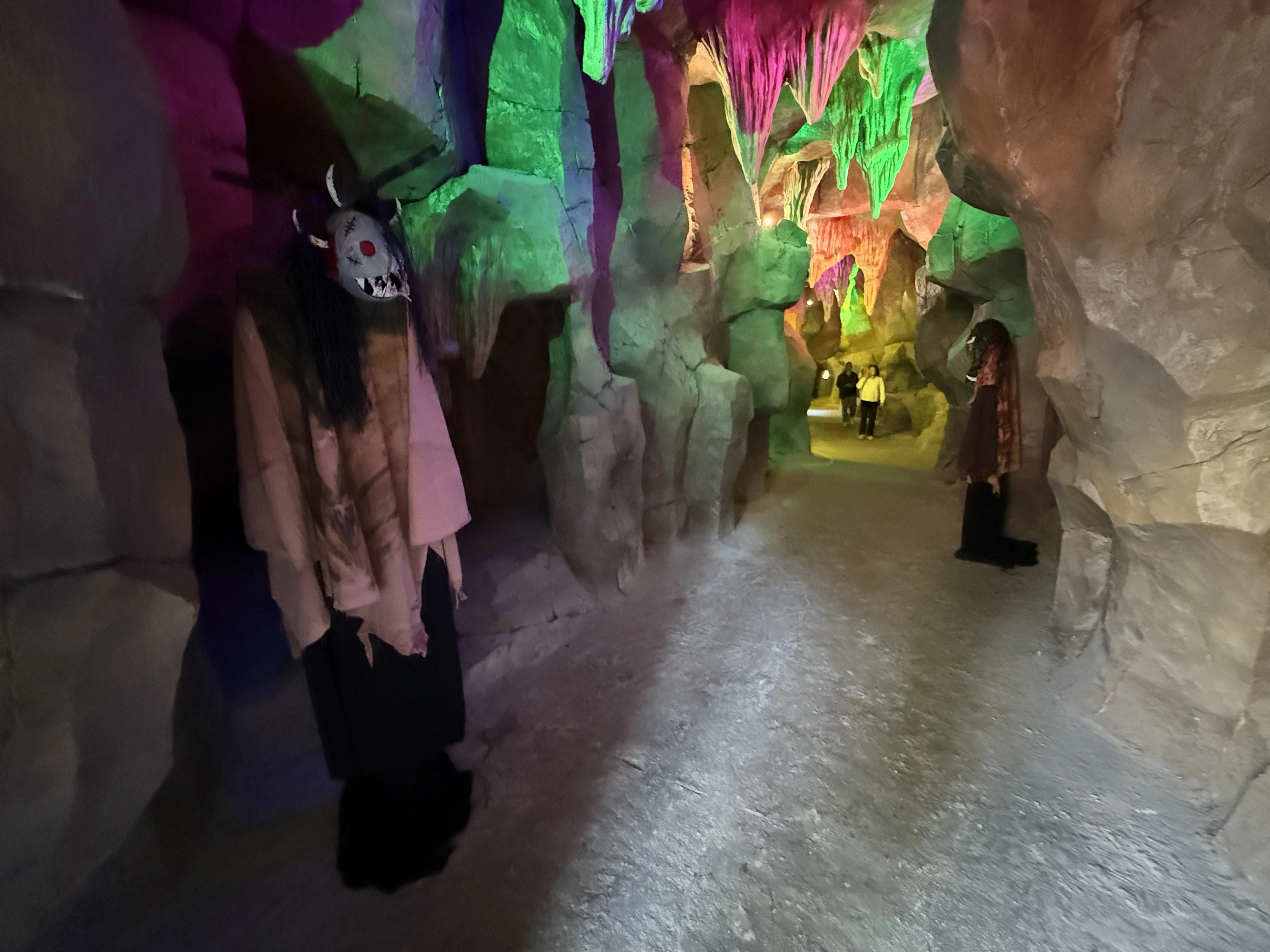 Cận cảnh 'động Lục Đạo' tại chùa Ba Vàng