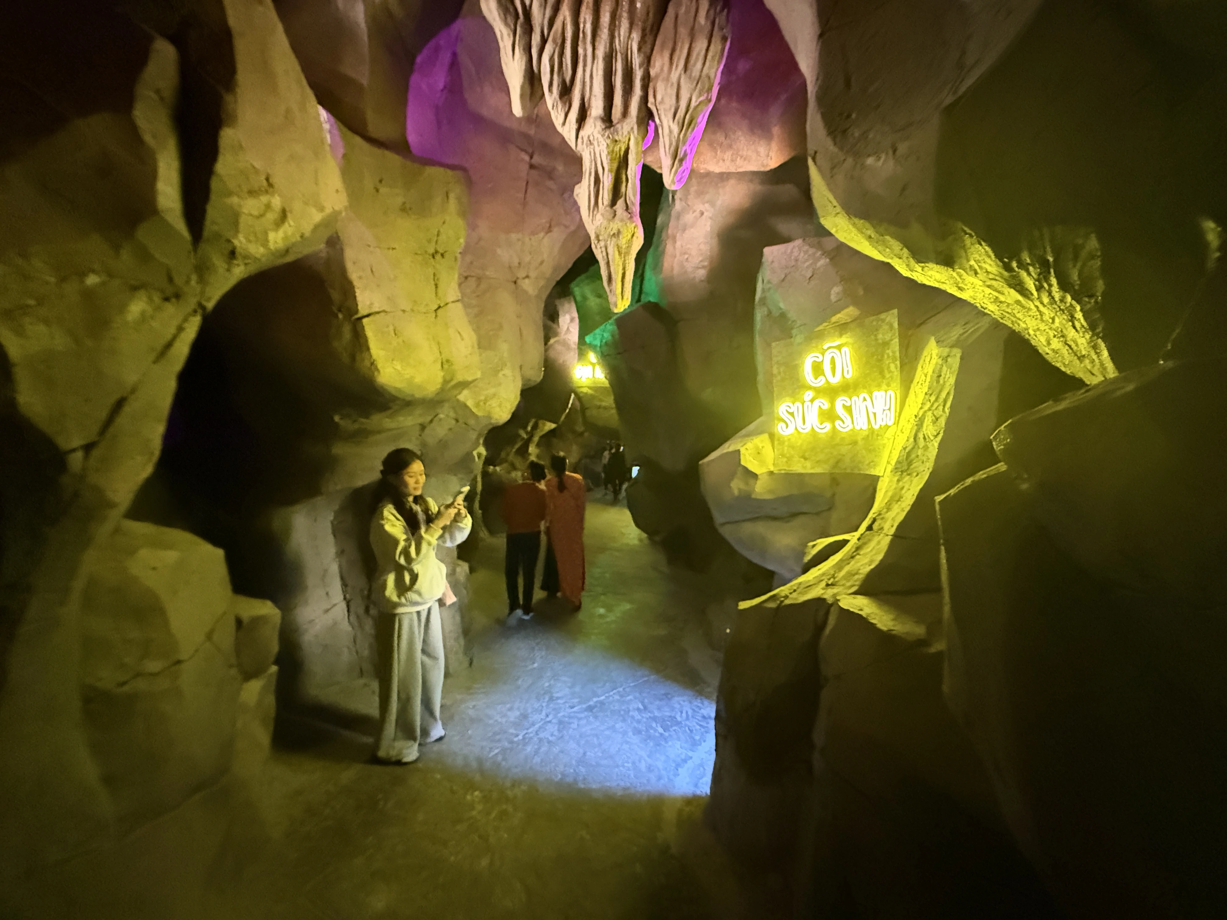 Cận cảnh 'động Lục Đạo' tại chùa Ba Vàng