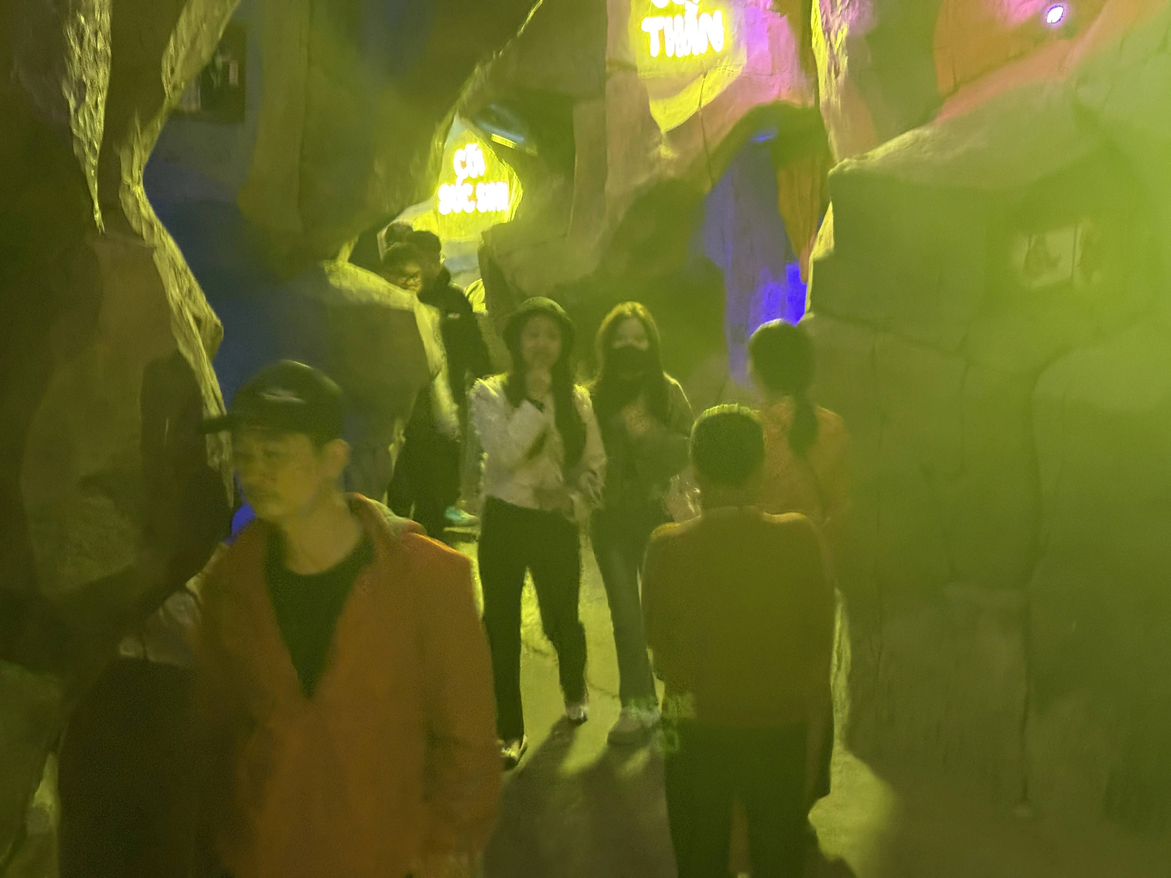 Cận cảnh 'động Lục Đạo' tại chùa Ba Vàng