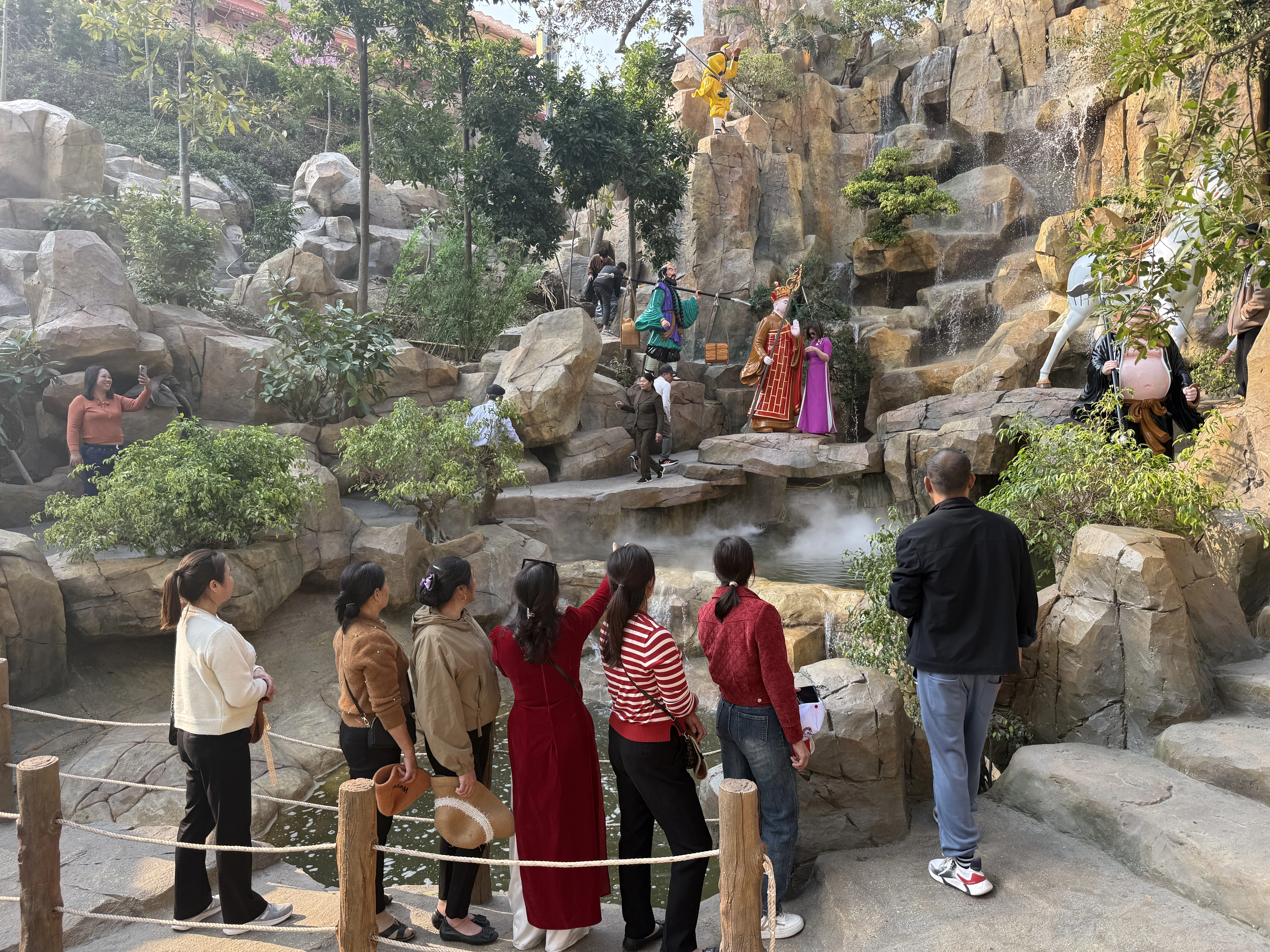 Cận cảnh 'động Lục Đạo' tại chùa Ba Vàng