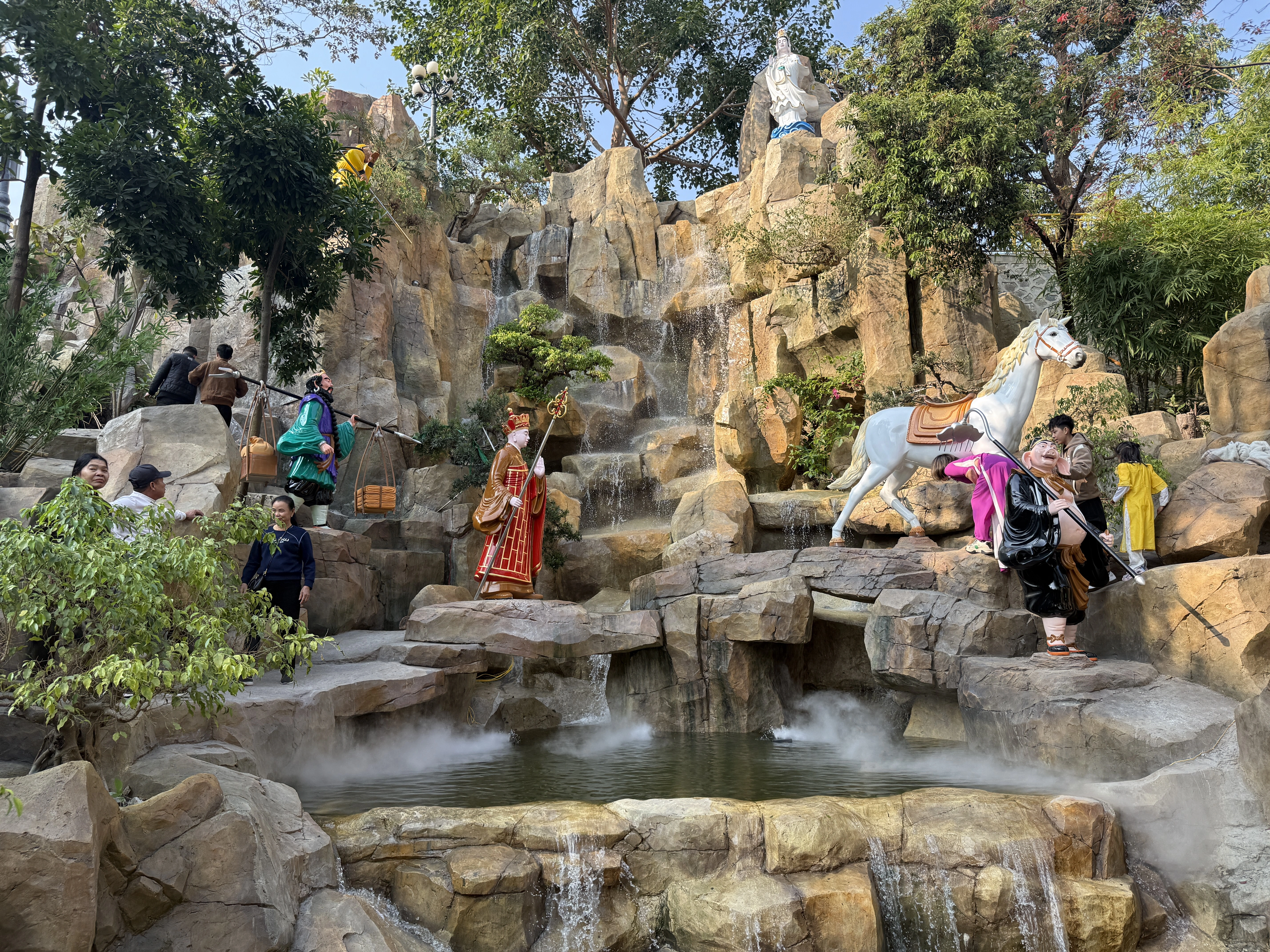 Cận cảnh 'động Lục Đạo' tại chùa Ba Vàng