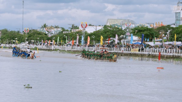 Cận cảnh đua ghe ngo tại lễ hội Ooc Om Boc Vĩnh Long