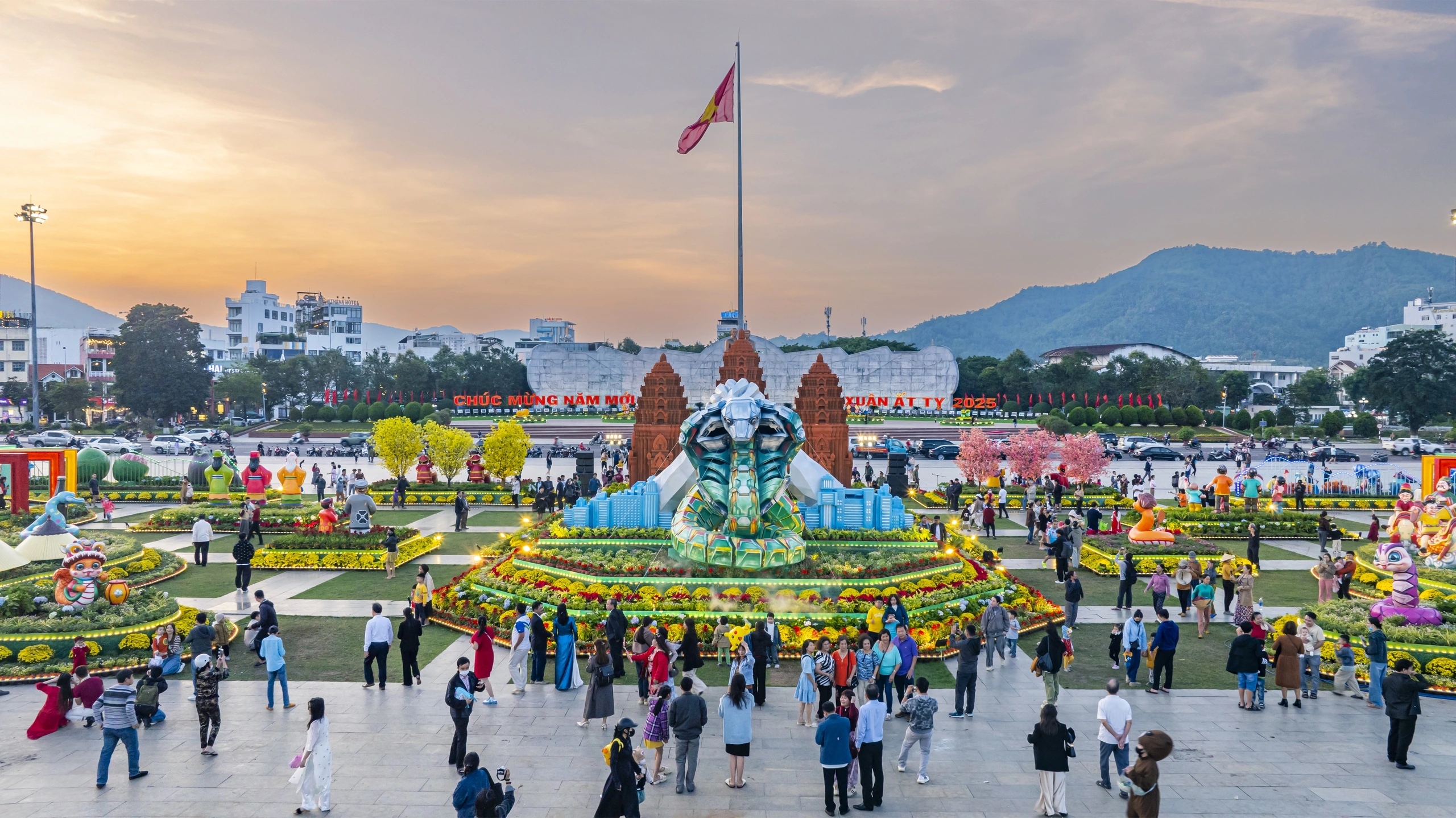 Cận cảnh linh vật 'bé Na' công nghệ ở Bình Định