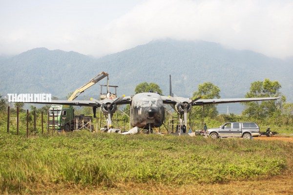 Cận cảnh quá trình lắp đặt máy bay C-119 tại sân bay Tà Cơn