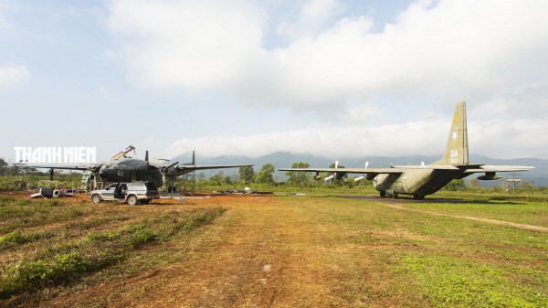 Cận cảnh quá trình lắp đặt máy bay C-119 tại sân bay Tà Cơn