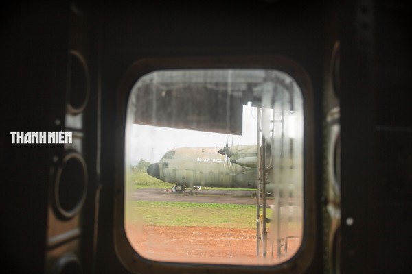 Cận cảnh quá trình lắp đặt máy bay C-119 tại sân bay Tà Cơn