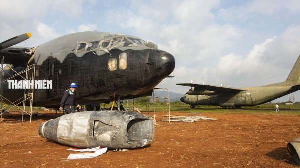 Cận cảnh quá trình lắp đặt máy bay C-119 tại sân bay Tà Cơn