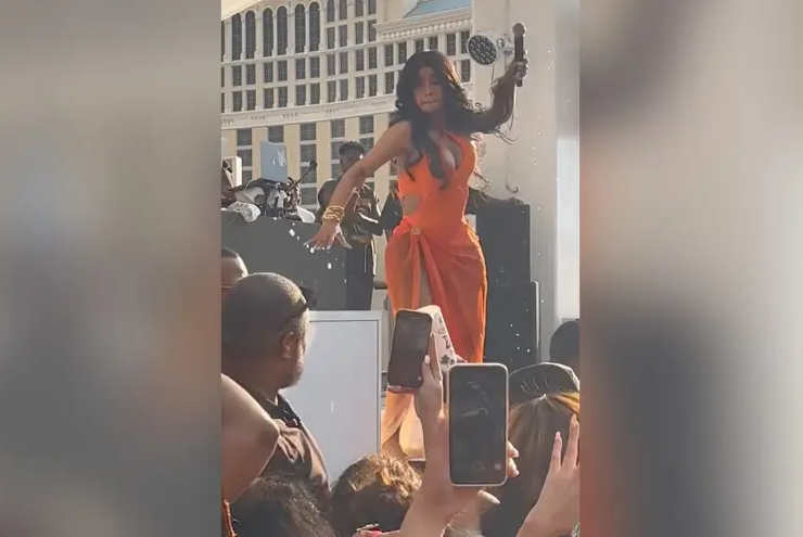 Cardi B ném mic vào khán giả khi bị tạt nước