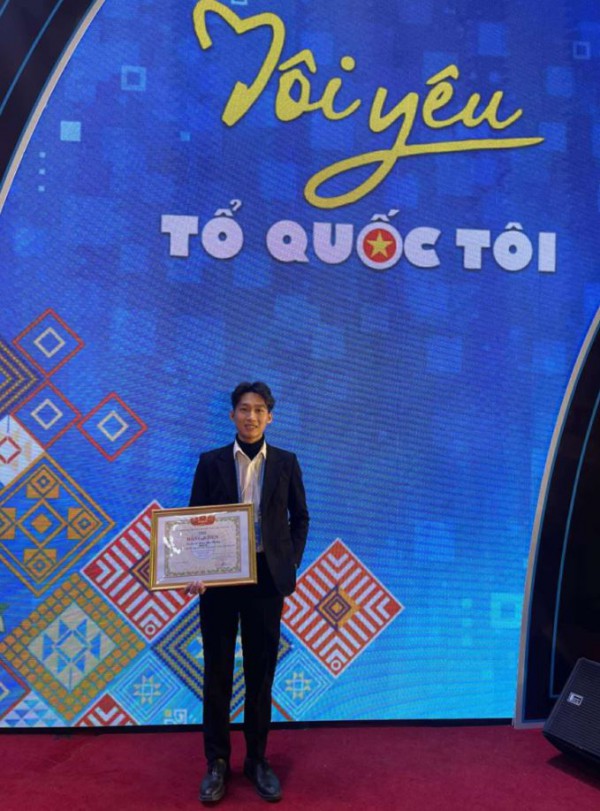 Chàng trai gen Z cùng hành trình gieo nắng sưởi ấm cho đời Chàng trai gen Z cùng hành trình gieo nắng sưởi ấm cho đời