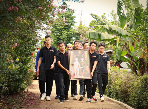 Chàng trai trẻ và hành trình tô màu ký ức
