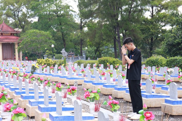 Chàng trai trẻ và hành trình tô màu ký ức