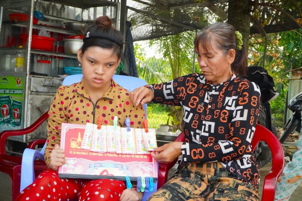 Cháu vua Thành Thái bị bại não: 'Công nương' đi bán vé số Cháu vua Thành Thái bị bại não: 'Công nương' đi bán vé số