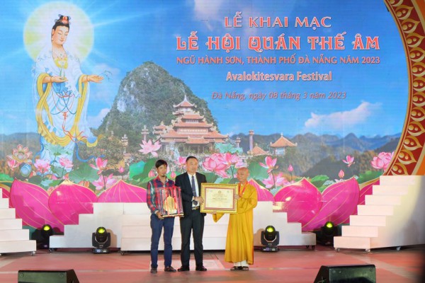 Chiêm ngưỡng độc bản lá bồ đề dát vàng 24k được công nhận kỷ lục Việt Nam