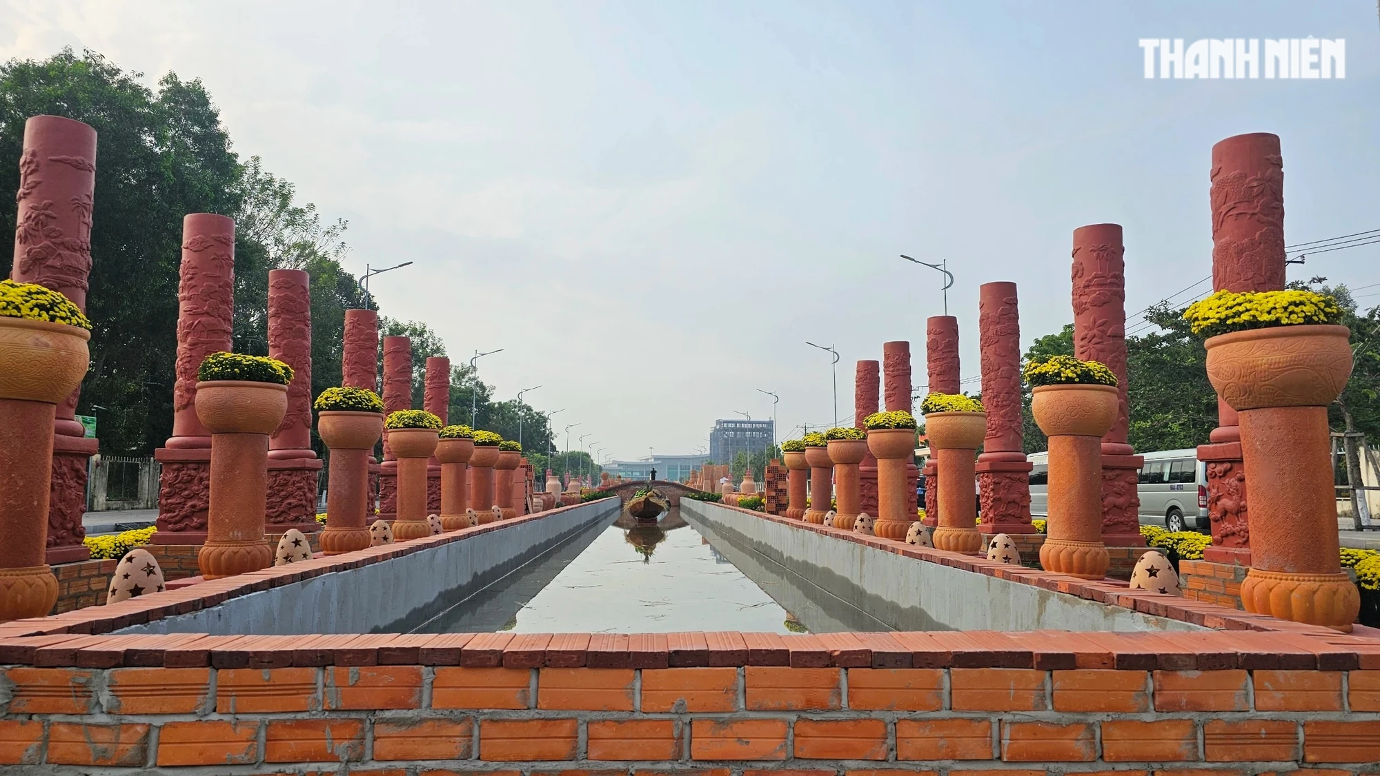Chiêm ngưỡng đường gốm đỏ và hoa dài nhất Việt Nam