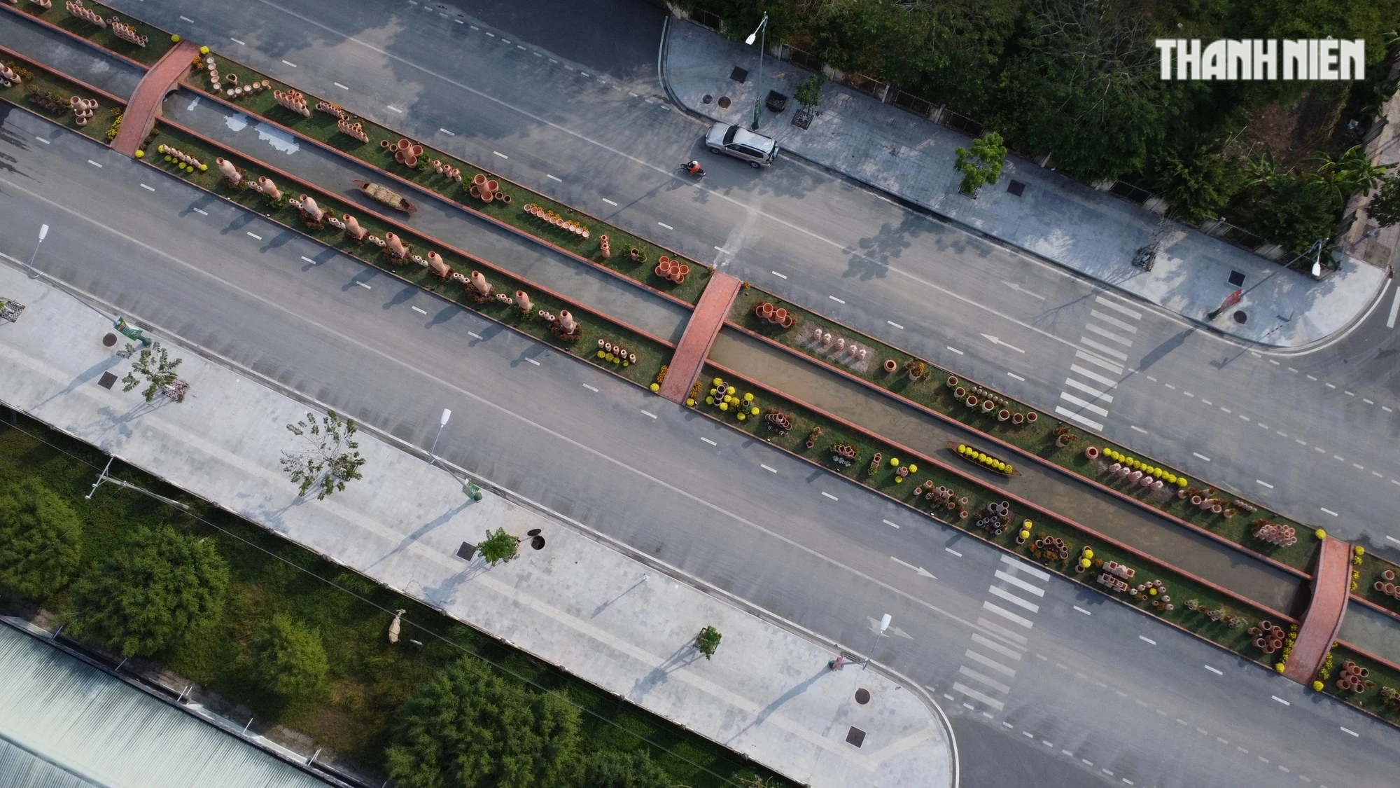 Chiêm ngưỡng đường gốm đỏ và hoa dài nhất Việt Nam