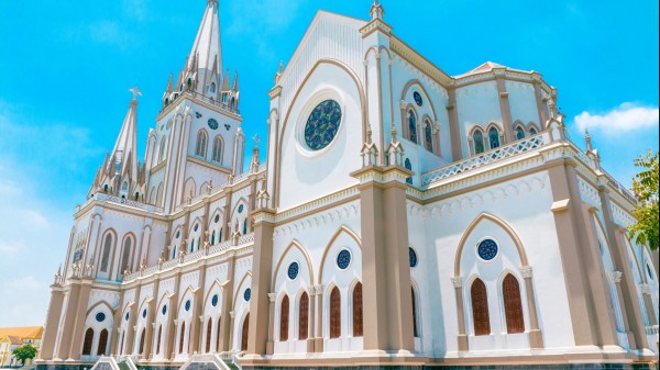 Chiêm ngưỡng nhà thờ Lãng Vân bên đầm ngập nước Vân Long