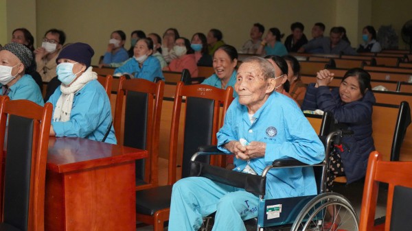 Chiếu miễn phí phim 'Mưa đỏ' ở bệnh viện Chiếu miễn phí phim 'Mưa đỏ' ở bệnh viện