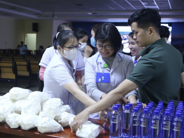 Chiếu miễn phí phim 'Mưa đỏ' ở bệnh viện Chiếu miễn phí phim 'Mưa đỏ' ở bệnh viện