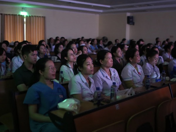 Chiếu miễn phí phim 'Mưa đỏ' ở bệnh viện Chiếu miễn phí phim 'Mưa đỏ' ở bệnh viện