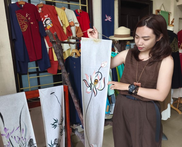 Chuyện người làm nghề độc lạ: Hồn di sản trên tà áo dài hiện đại Chuyện người làm nghề độc lạ: Hồn di sản trên tà áo dài hiện đại