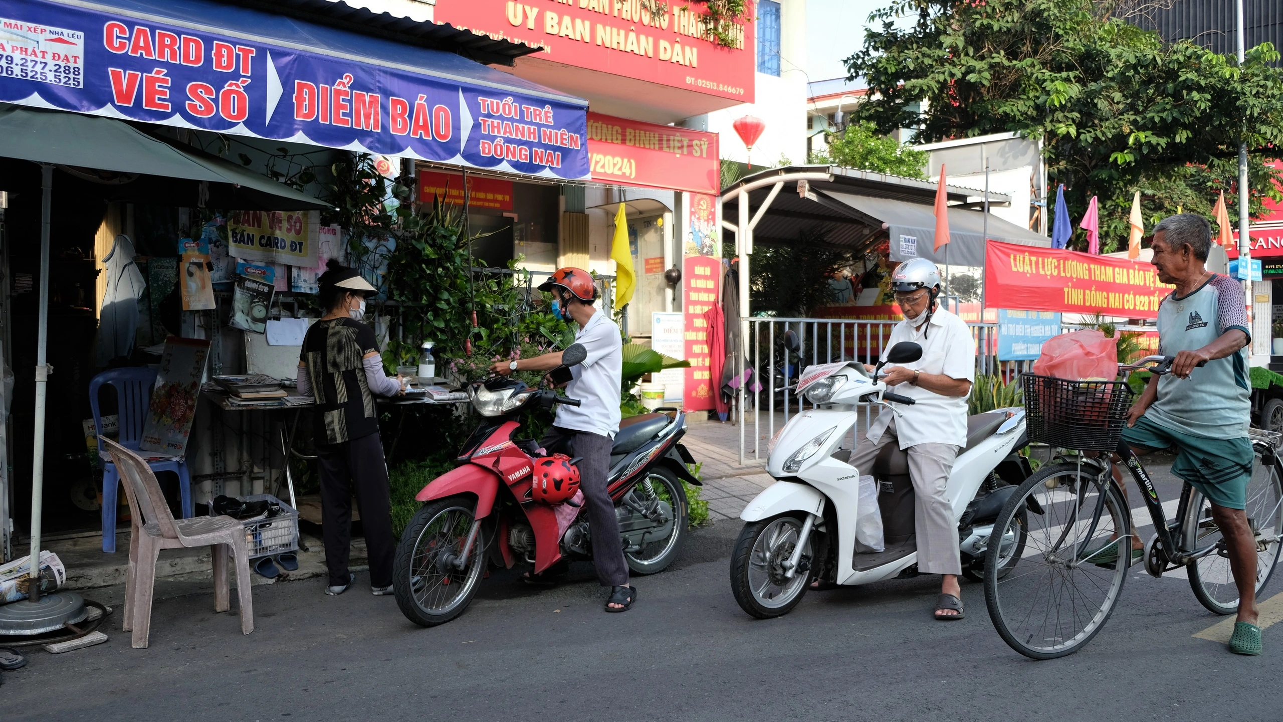 Chuyện ở sạp báo cô Lan