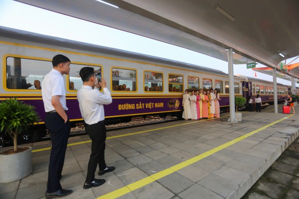 Chuyến tàu di sản miền Trung có gì sau khi được 'thay áo' mới? Chuyến tàu di sản miền Trung có gì sau khi được 'thay áo' mới?