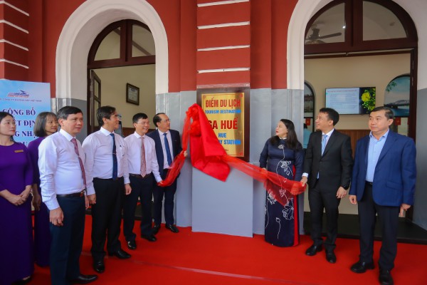 Chuyến tàu di sản miền Trung có gì sau khi được 'thay áo' mới? Chuyến tàu di sản miền Trung có gì sau khi được 'thay áo' mới?