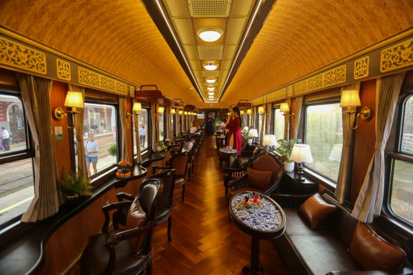 Chuyến tàu di sản miền Trung có gì sau khi được 'thay áo' mới? Chuyến tàu di sản miền Trung có gì sau khi được 'thay áo' mới?