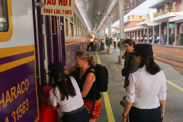 Chuyến tàu di sản miền Trung có gì sau khi được 'thay áo' mới? Chuyến tàu di sản miền Trung có gì sau khi được 'thay áo' mới?