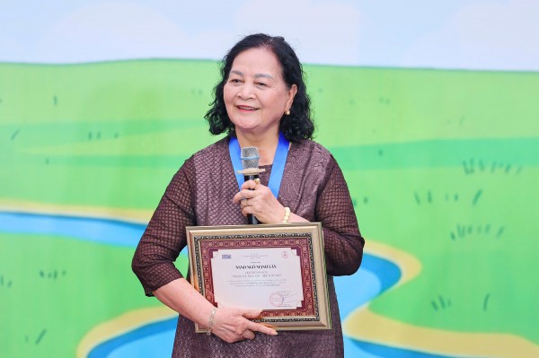 Cố NSND Ngô Mạnh Lân được vinh danh Thành tựu trọn đời - Hiệp sĩ Dế Mèn Cố NSND Ngô Mạnh Lân được vinh danh Thành tựu trọn đời - Hiệp sĩ Dế Mèn