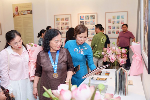 Cố NSND Ngô Mạnh Lân được vinh danh Thành tựu trọn đời - Hiệp sĩ Dế Mèn Cố NSND Ngô Mạnh Lân được vinh danh Thành tựu trọn đời - Hiệp sĩ Dế Mèn