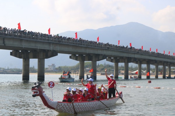 Cuồng nhiệt cùng lễ hội sông nước Đà Nông