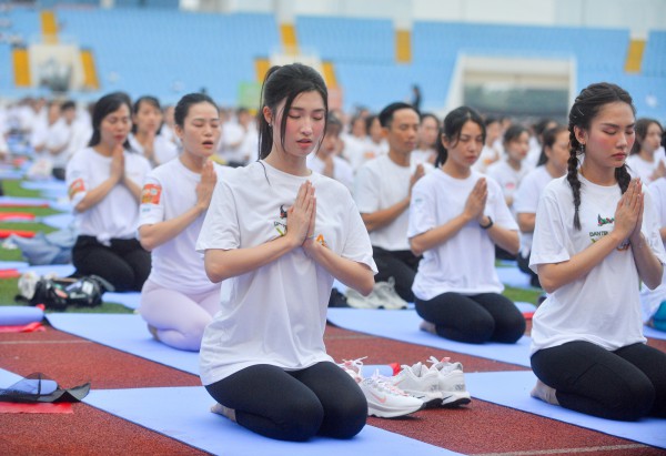 Dàn hoa hậu, á hậu đồng diễn yoga, xếp hình lá cờ Tổ quốc lập kỷ lục