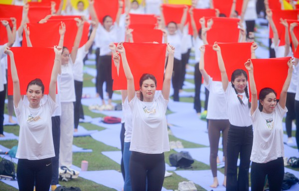 Dàn hoa hậu, á hậu đồng diễn yoga, xếp hình lá cờ Tổ quốc lập kỷ lục