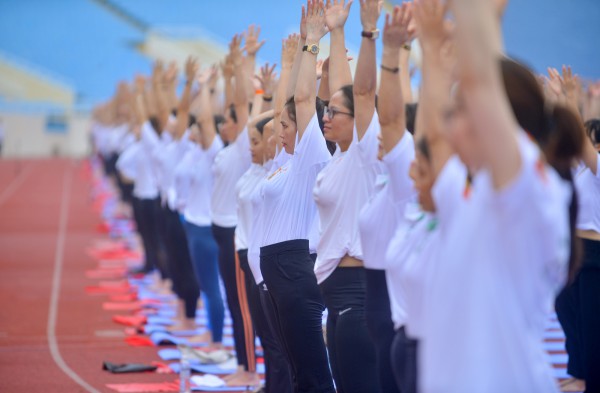 Dàn hoa hậu, á hậu đồng diễn yoga, xếp hình lá cờ Tổ quốc lập kỷ lục