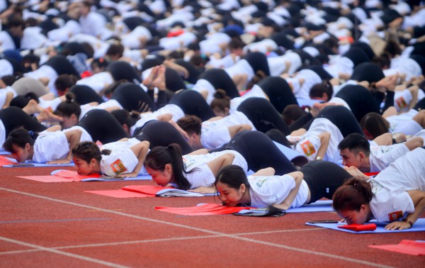 Dàn hoa hậu, á hậu đồng diễn yoga, xếp hình lá cờ Tổ quốc lập kỷ lục